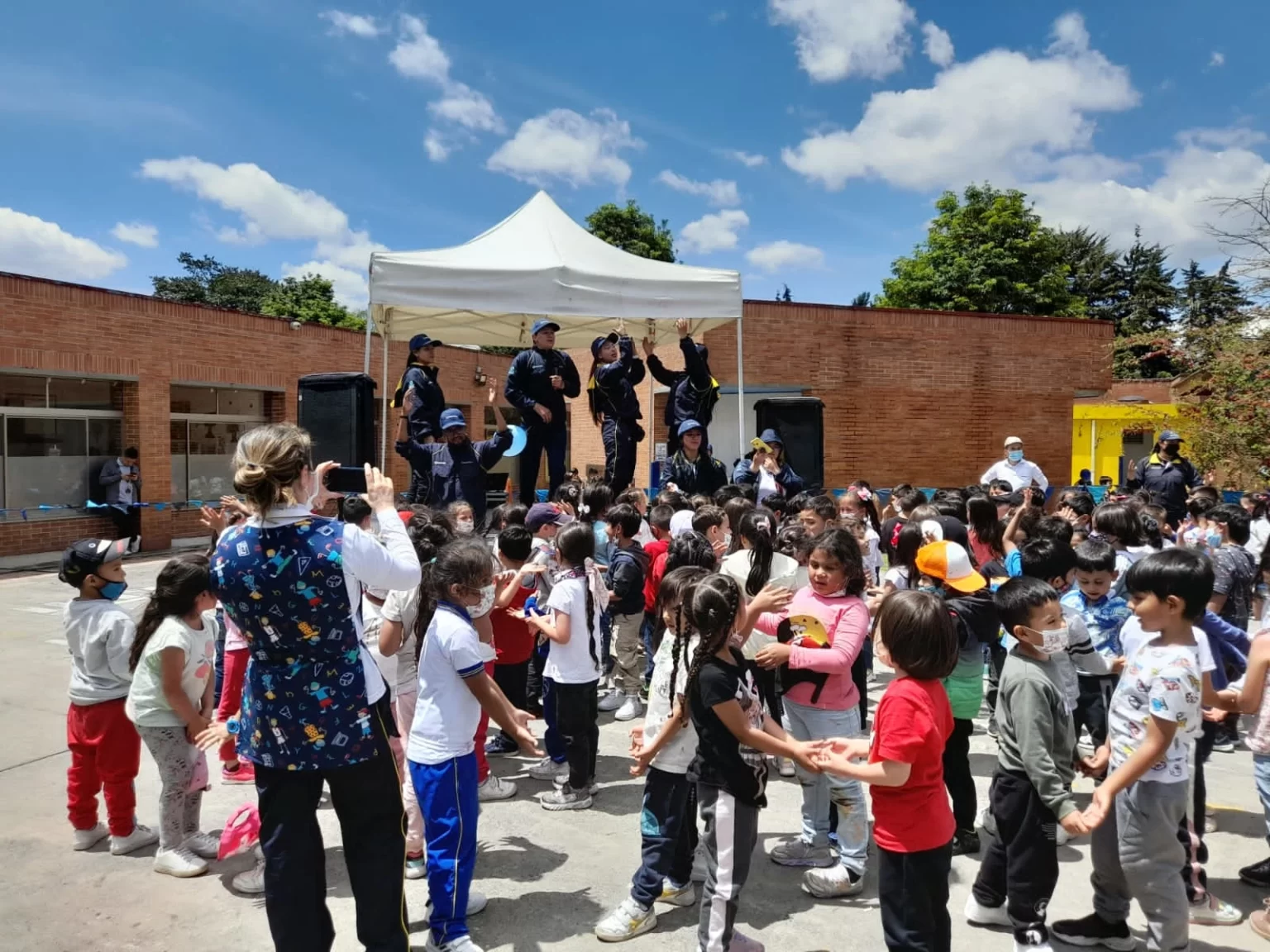 Grupo de niños al aire libre