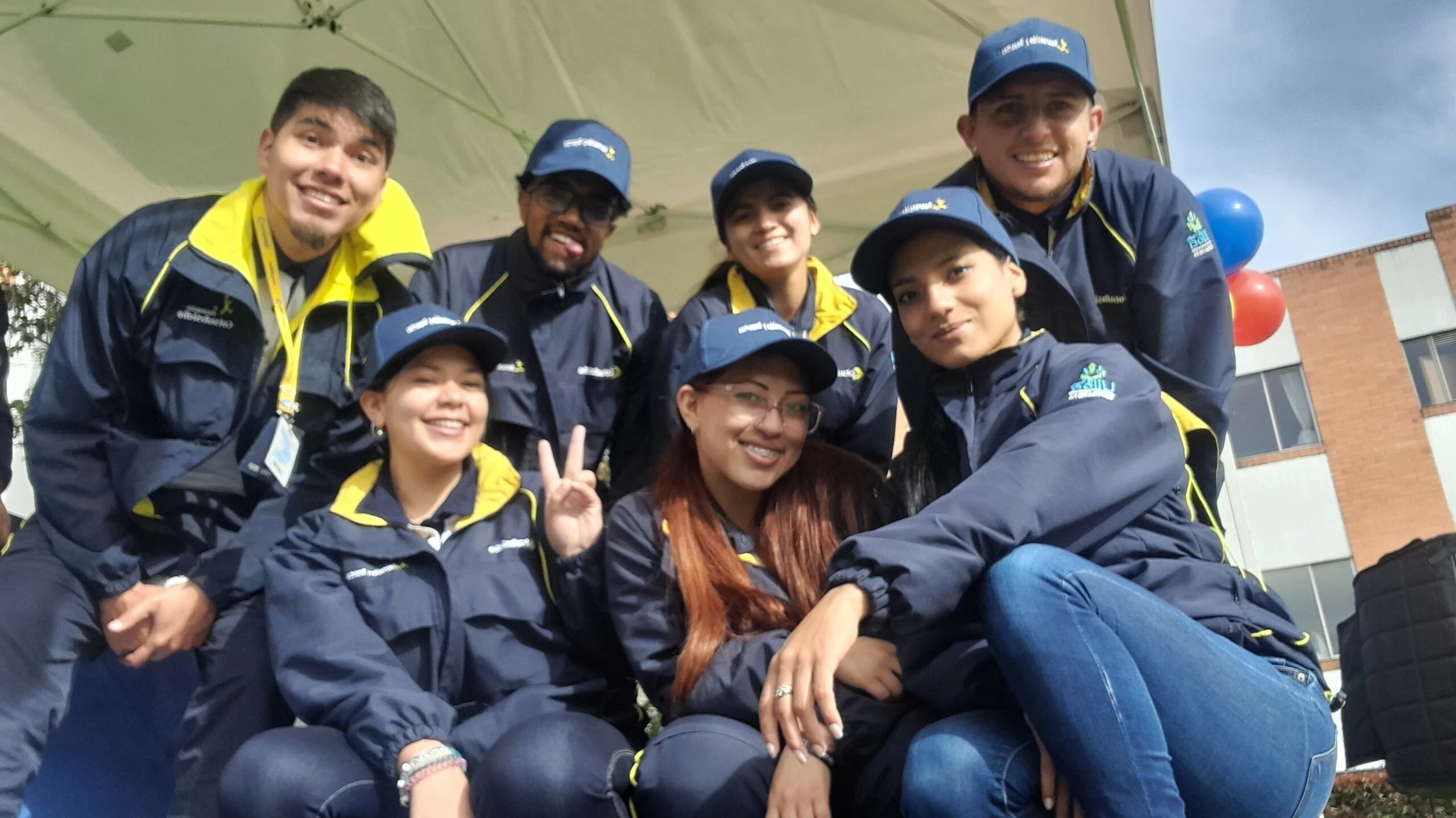 Grupo de personas posando para una foto