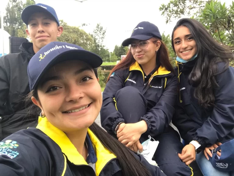 Grupo de personas sonriendo